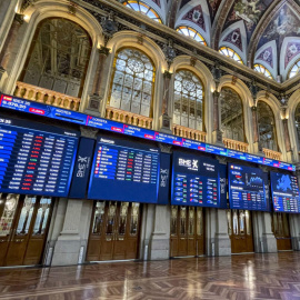 Paneles informativos en la Bolsa de Madrid. EFE/ Ana Bornay