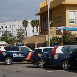 En la imagen varios vehículos policiales durante la operación policial en Melilla tras la investigación por fraude electoral, a 23 de mayo de 2023.