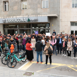 Més d'un centenar de persones reclamen un servei ferroviari "digne" a Tarragona.