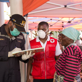 Los servicios médicos atienden a una mujer en Beira (Mozambique), en una imagen de Archivo.