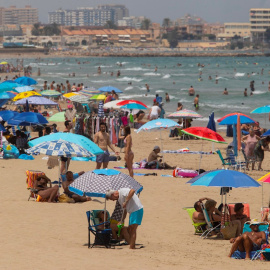 Cientos de personas en la playa de La Manga del Mar Menor, Cartagena, el pasado viernes 23 de julio.