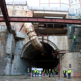 El macropou de La Sagrera vist des de baix i el túnel per on es connectarà amb el tram central de l'L9