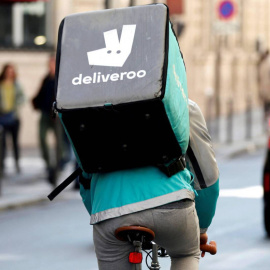 Un trabajador de Deliveroo.