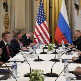 El presidente estadounidense Joe Biden (L) asiste y el presidente ruso Vladimir Putin (R) celebran una reunión conjunta, a 16 de junio de 2021, en Ginebra, Suiza.