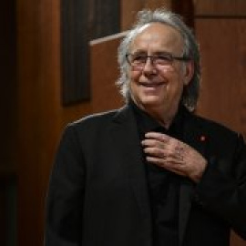 Serrat anuncia su retirada de los escenarios después de una gira en 2022