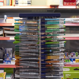 Bolígrafos de colores en una tienda. Imagen de archivo.