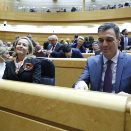 El presidente del Gobierno, Pedro Sánchez junto a las vicepresidentas Nadia Calviño (c) y Yolanda Díaz a su llegada al pleno del Senado, este martes en Madrid.