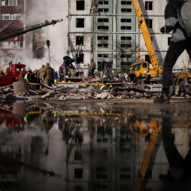 Trabajos de rescate tras el bombardeo ruso a la ciudad ucraniana de Uman, al sur de Kiev, a 28 de abril de 2023.