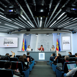 La ministra Portavoz, Isabel Rodríguez (c), la ministra de Transportes, Movilidad y Agenda Urbana, Raquel Sánchez (i), y la ministra de Derechos Sociales y Agenda 2030, Ione Belarra, este martes en Moncloa.