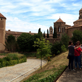 Joves dins del recinte del Monestir de Poblet, en una imatge d'arxiu