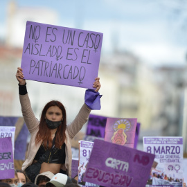 Una joven con un cartel en una manifestación estudiantil feminista por el 8M, Día Internacional de la Mujer, en la Puerta del Sol, a 8 de marzo de 2022, en Madrid