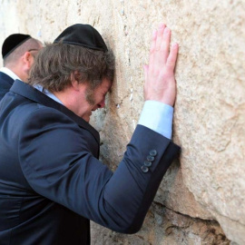 Javier Milei reza en el Muro de las Lamentaciones de Jerusalén,  a 6 de febrero de 2024.