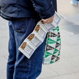 Un hombre sostiene cinco décimos para el Sorteo Extraordinario del Niño, a 2 de enero de 2023, en Madrid (España).