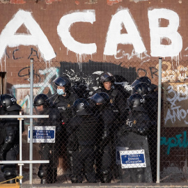 Varios Mossos d'Esquadra en las inmediaciones de los edificios okupados de la Ruïna y el Kubo, en la plaza Bonanova, a 30 de noviembre de 2023, en Barcelona.