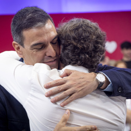 Pedro Sánchez (i) en un acto electoral en San Sebastián en el que arropa al candidato a lehendakari, Eneko Andueza (d).