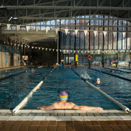 Foto de archivo de varias personas en una piscina, el 17 de enero de 2024, en Barcelona.