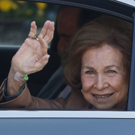 La reina Sofía saluda a la prensa a su salida de la clínica Ruber Internacional de Madrid