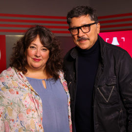 La periodista Virginia Pérez Alonso entrevista al actor Carlos Bardem.