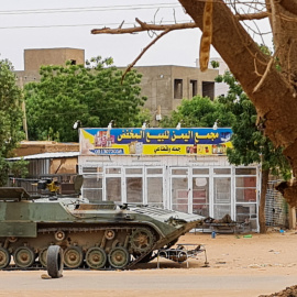 Soldados del ejército sudanés descansan cerca de un tanque en un puesto de control en Jartum el 30 de abril de 2023.