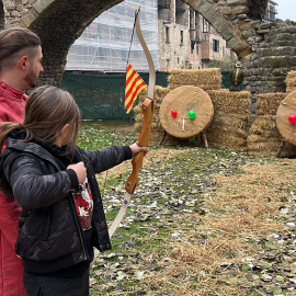 Una nena participa en una activitat de tir amb arc al Mercat Medieval de Vic de l'any passat