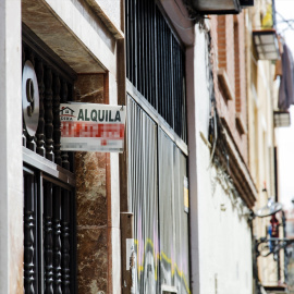 1/05/23 Un cartel de 'Alquila' de una inmobiliaria, en un portal del distrito de Embajadores, Madrid