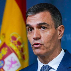 Pedro Sánchez observa durante su reunión con su homólogo noruego, Jonas Gahr Stoere, en Parkveien 45, en Oslo, Noruega.