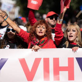 Varias personas durante una marcha por los derechos y la visibilidad de las personas con el VIH, a 21 de octubre de 2023, en Madrid (España).