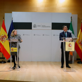 La vicepresidenta primera y ministra de Asuntos Económicos, Nadia Calviño, con el presidente del Eurogrupo y ministro de Finanzas irlandés, Paschal Donohoe, durante la rueda de prensa ofrecida tras la reunión mantenida en la sede del Ministerio. EFE/ 