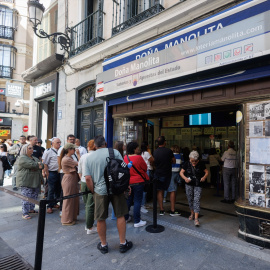 Varias personas hacen cola para comprar en la administración de loterías Doña Manolita, a 20 de septiembre de 2023, en Madrid