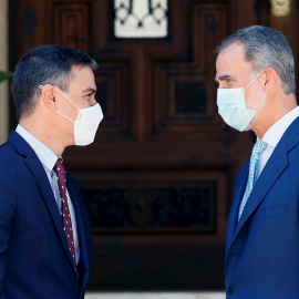 03/08/2021.- El rey Felipe VI recibe al presidente del Gobierno, Pedro Sánchez (i), antes de mantener el tradicional despacho de verano, en el que van a repasar los principales asuntos de interés político y económico, este martes, en el Palacio de Mar