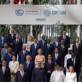 Foto de familia de los líderes que participan en la COP28 de Dubái, a 1 de diciembre de 2023.