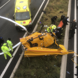 Un helicóptero caído en la carretera M-40 de Madrid, a 1 de diciembre de 2023.