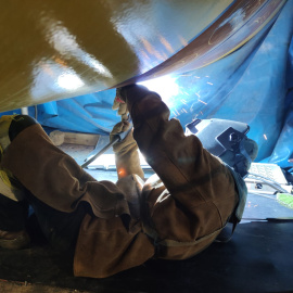 Un soldador de Cádiz trabajando en la construcción de 'jackets' de aerogeneradores en Brest (Francia).