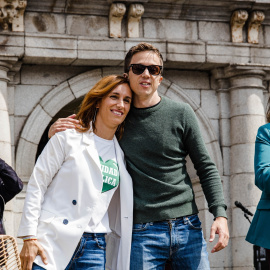 Mónica García e Íñigo Errejón, durante un mitin de Más Madrid en la plaza Mayor.