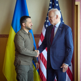 El presidente de Estados Unidos, Joe Biden, estrecha la mano del mandatario ucraniano, Volodimir Zelenski, durante la cumbre del G7 que tiene lugar en Hiroshima (Japón), a 21 de mayo de 2023