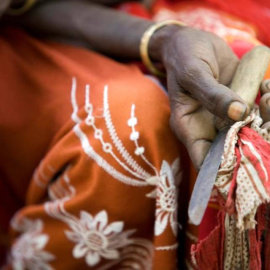 Foto cedida por Unicef de una mujer que practicaba la ablación genital en  Deafar (Etiopía). - EFE