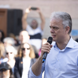 El candidato a la Generalitat por Unides Podem-Esquerra Unida, Héctor Illueca, participa en un acto de campaña, en la Plaza de Benimaclet, a 16 de mayo de 2023, en València