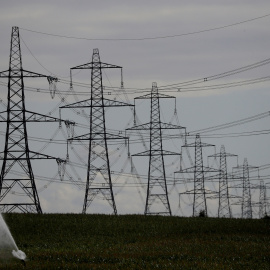 18/11/2021 Los postes de electricidad y una torre de enfriamiento de la central eléctrica de Eggborough