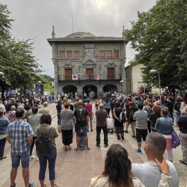 Cientos de personas se han concentrado este jueves junto a la corporación municipal de Lemoa (Bizkaia) para condenar la agresión en grupo a un joven vecino de esta localidad el pasado domingo y por la que está hospitalizado en estado crítico.