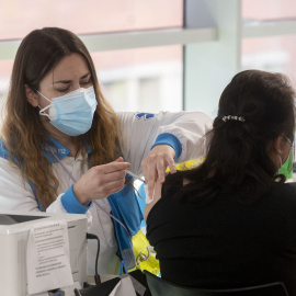 Una mujer recibe la tercera dosis de la vacuna contra el Covid-19, en el WiZink Center, a 20 de enero de 2022, en Madrid.