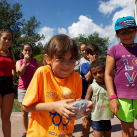 CaixaProinfancia facilita que 320 entidades reactiven centros abiertos, colonias urbanas y campamentos de verano en toda España.