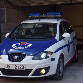 La Ertzaintza traslada a la cárcel de Basauri al último detenido por la agresión en grupo.