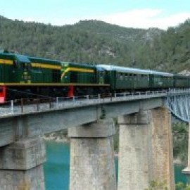 Sis trens turístics per redescobrir paisatges de Catalunya sobre vies