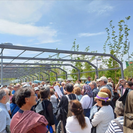 Vecinos de Chamberí disfrutan de un paseo de Jane en el recién inaugurado parque del distrito madrileño, a 21 de mayo de 2023.