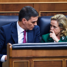 Pedro Sánchez y Nadia Calviño, durante la primera sesión del debate de investidura, en el Congreso de los Diputados, a 15 de noviembre de 2023, en Madrid.