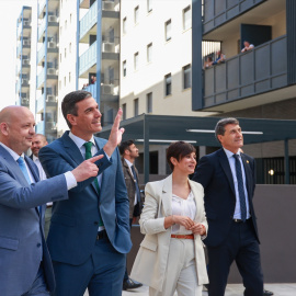 El presidente del Gobierno, Pedro Sánchez, visita la promoción de viviendas sociales Intercivitas II. A 8 de abril de 2024, en Dos Hermanas, Sevilla