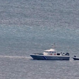 Captura del vídeo publicado por 'The New York Times' en el que varios agentes griegos devuelven al mar a una docena de migrantes, entre ellos varios menores.