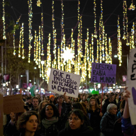 Decenas de personas portan carteles durante la manifestación por el 25-N, a 25 de noviembre de 2023, en Barcelona