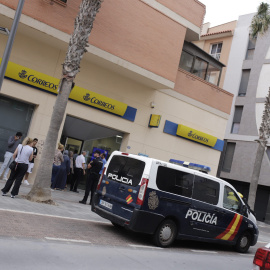 Un furgón policial frente a una oficina de correos, a 17 de mayo de 2023, en Melilla.