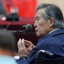 07/12/2023 - Fotografía de archivo fechada el 15 de marzo de 2018 que muestra al entonces indultado expresidente peruano Alberto Fujimori (1990-2000) mientras declara ante un tribunal en la Base Naval del Callao, en Lima (Perú)